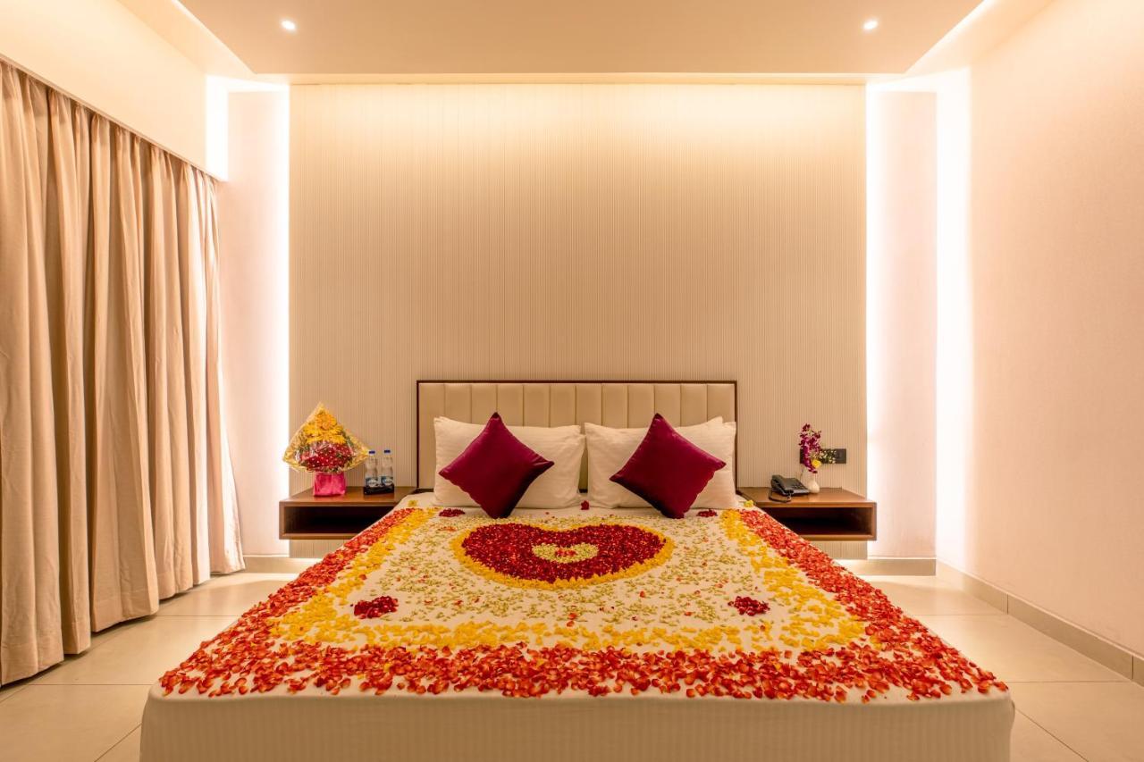 Hotel M Pro Palace Mysore - 12 Minutes To Mysore Palace Zewnętrze zdjęcie