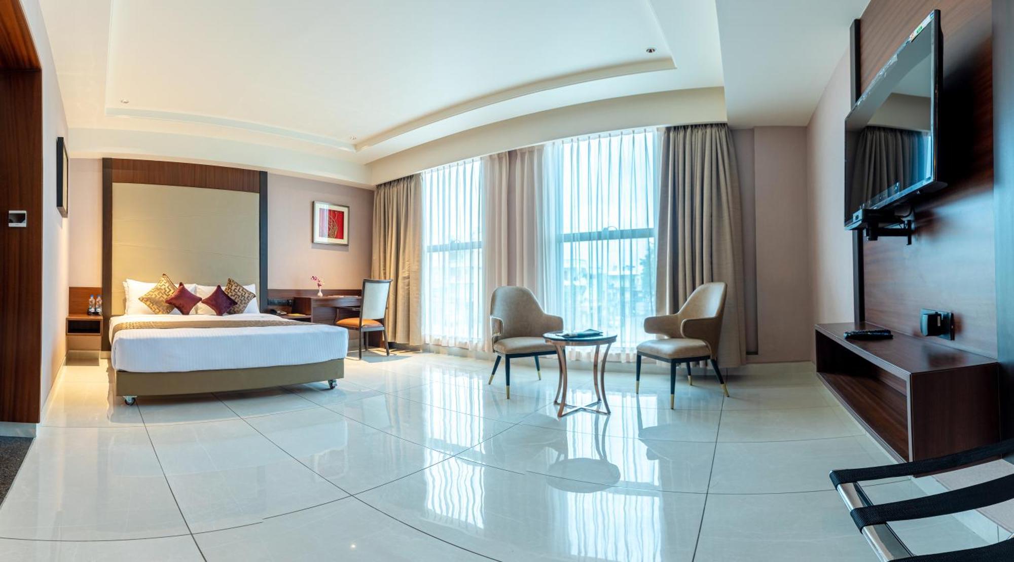 Hotel M Pro Palace Mysore - 12 Minutes To Mysore Palace Zewnętrze zdjęcie
