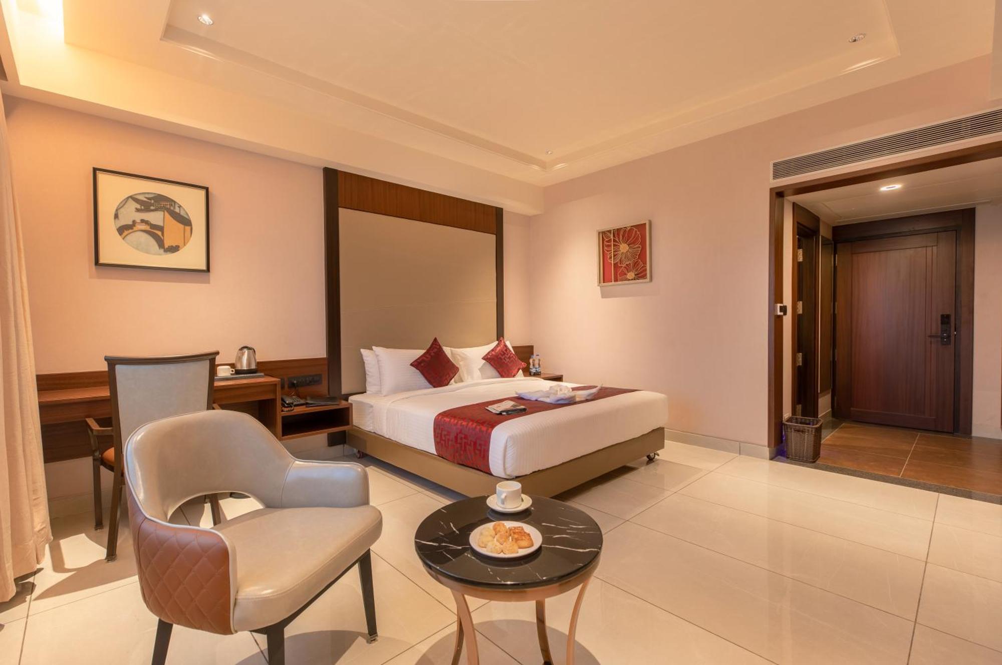 Hotel M Pro Palace Mysore - 12 Minutes To Mysore Palace Zewnętrze zdjęcie