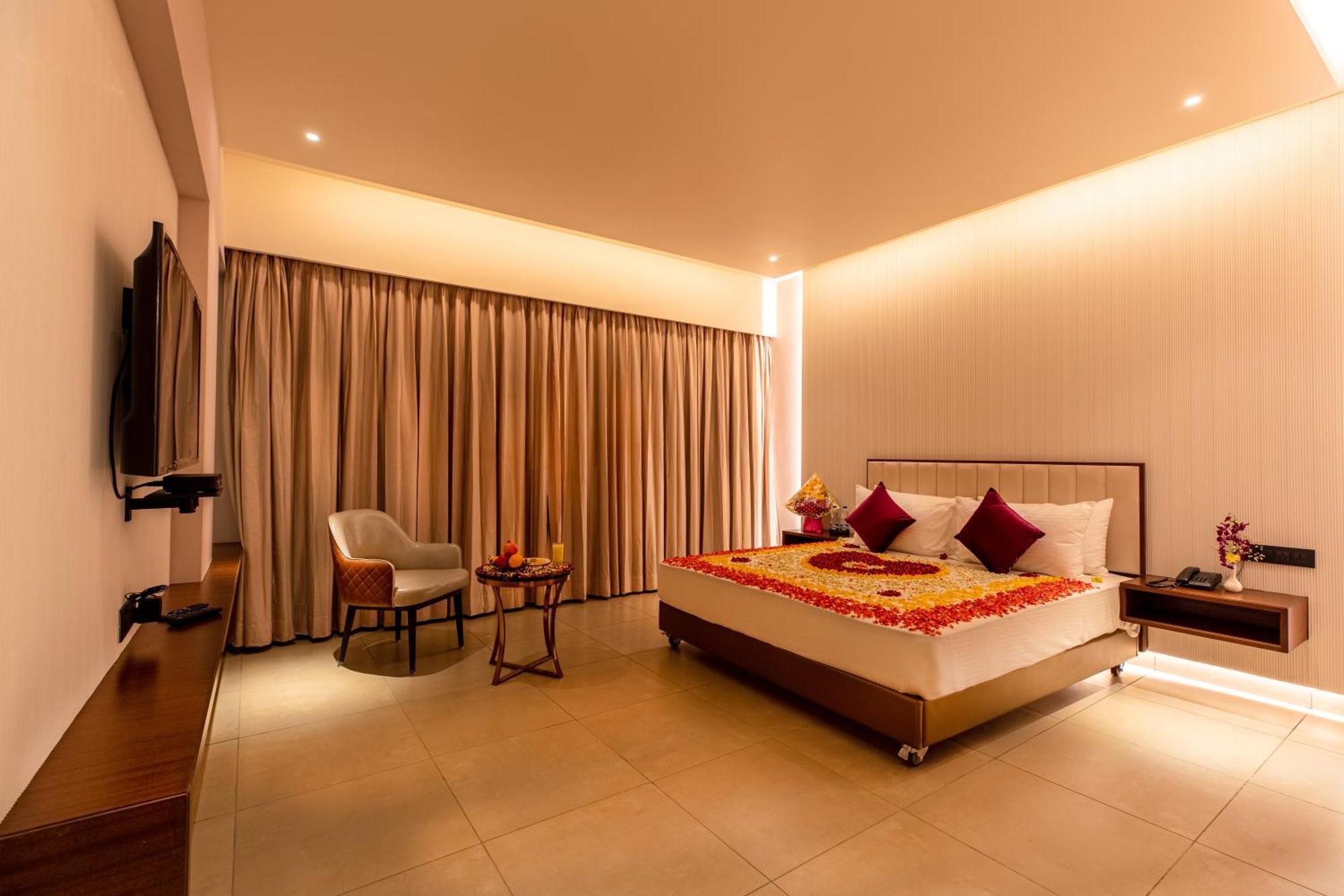 Hotel M Pro Palace Mysore - 12 Minutes To Mysore Palace Zewnętrze zdjęcie